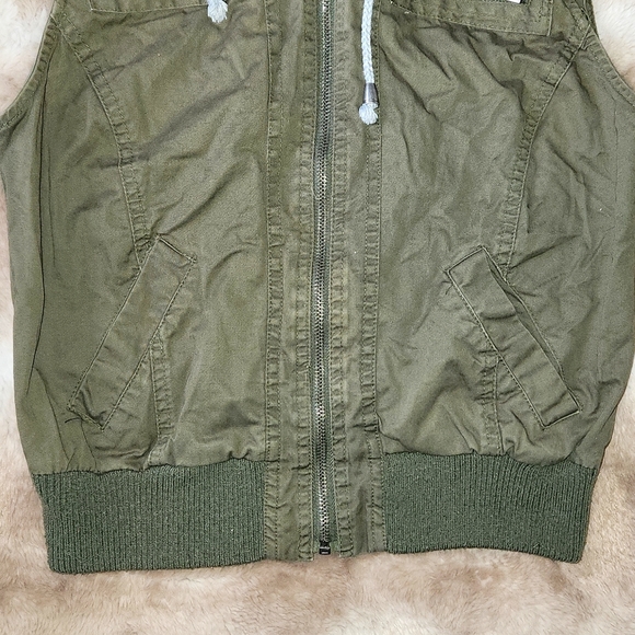 Wet Seal Hooded Green Vest - Picture 3 of 4